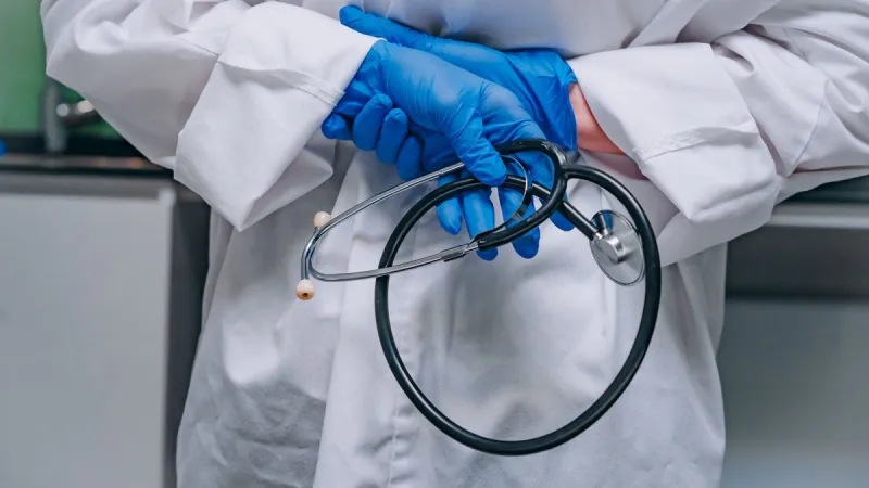 Macron promet de simplifier la titularisation des médecins étrangers