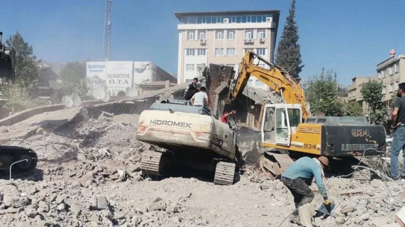 Mado Restaurant Owner Threatens Earthquake Victim in Court