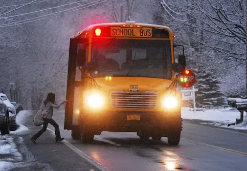 Tempête hivernale majeure perturbe les déplacements et ferme les écoles en Ontario
