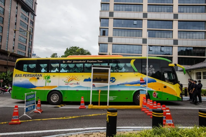 Malaisie plafonne les prix de location de bus et vans touristiques