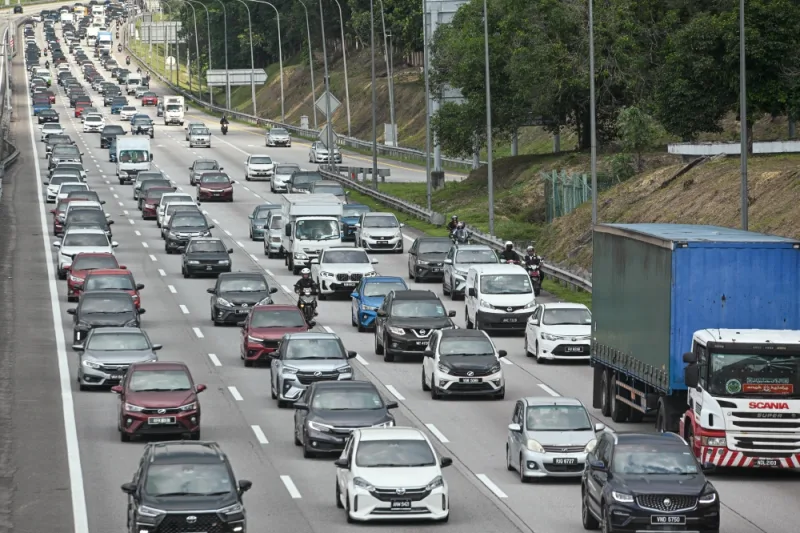 Malaysia's Car Dependency a Risk in Oil Shocks, Think Tank Says
