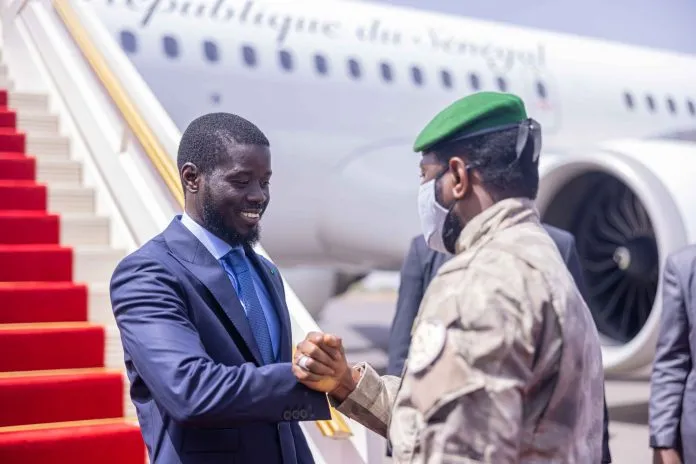 Mali : 6 sites militaires attaqués, ministre de la Défense tué