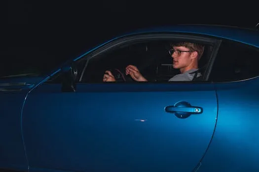 Un homme endormi découvert dans une voiture volée dans le Nord-Est