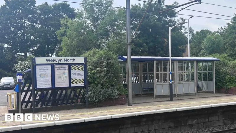 Homme tué par un train après s'être échappé d'un fourgon de police sur l'A1(M)