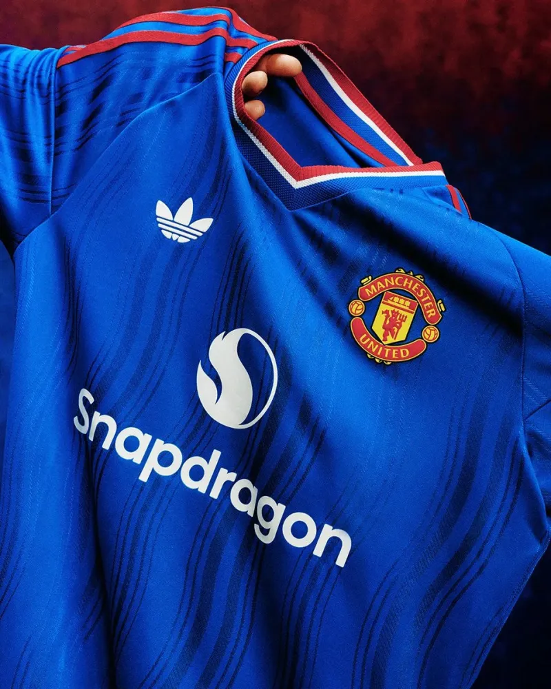 Man United unveils royal blue 80s-inspired away kit
