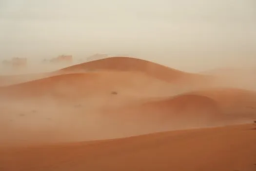 Une tempête de sable massive balaie le nord-ouest de l'Afrique