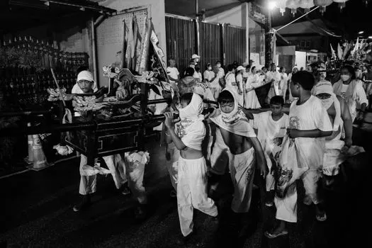 M'diq Torchlight Parade Marks Throne Day