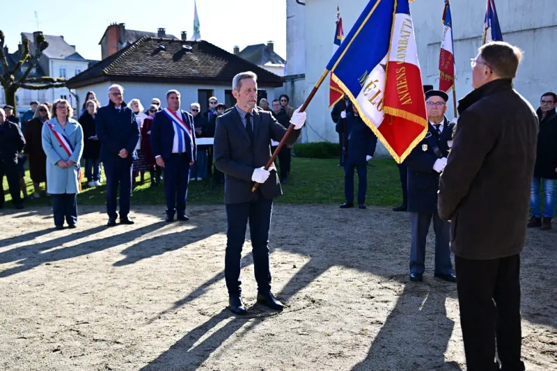 Mêle-sur-Sarthe adopte un nouveau drapeau municipal