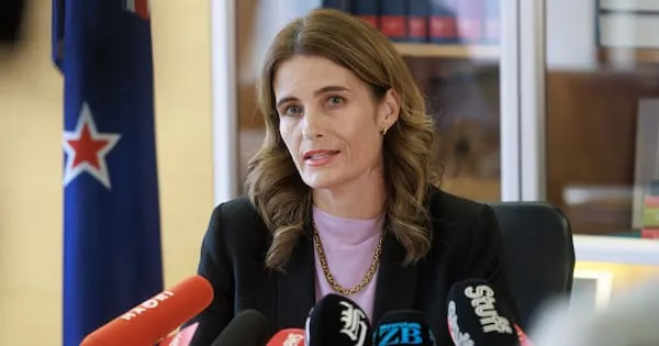 Moody's downgrades NZ outlook to negative