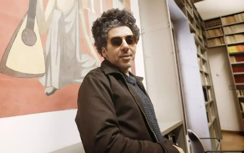 Le chanteur marocain explore l'exil avec 'El Ghorba' à Barcelone