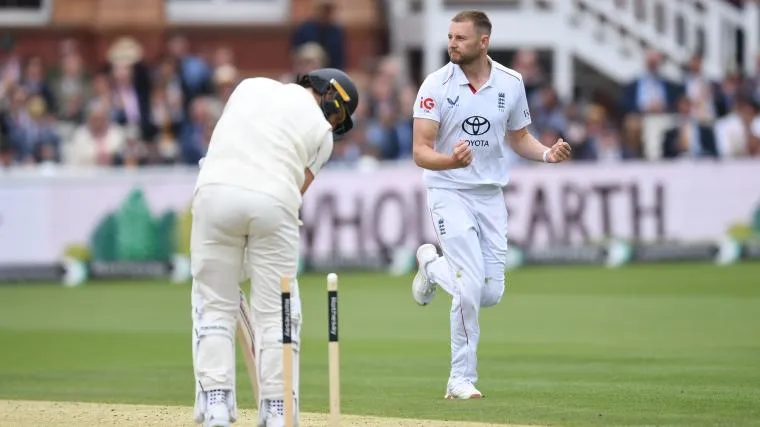 NZ players wear black armbands for Martin Crowe
