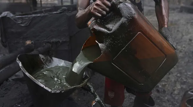 Oil Prices Surge 4% on US-Iran Tensions, Tech Stocks Fall