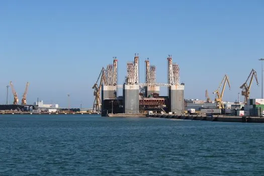 Oil slips as investors assess Saudi export recovery