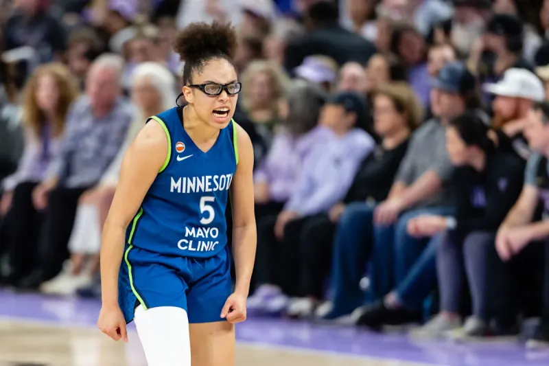 Olivia Miles critique l'arbitrage WNBA