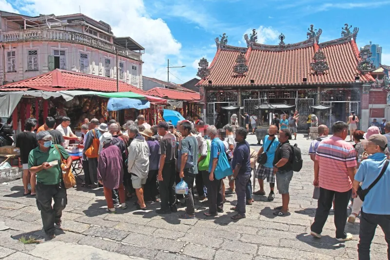 Repas gratuits à Penang : gaspillage selon des sans-abri