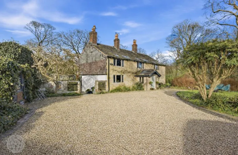 Period property with bar and hot tub on market for £950,000