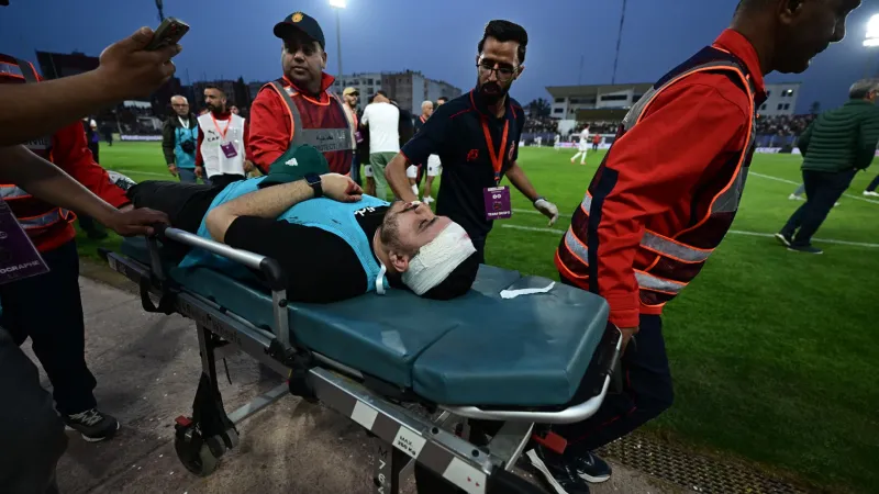 Invasion de terrain et jets de chaises lors de la demi-finale de la CAF