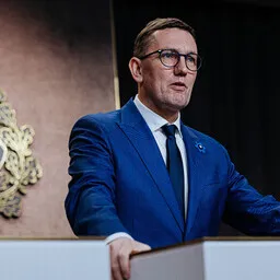 PM Urges Compromise for Minority Government Stability