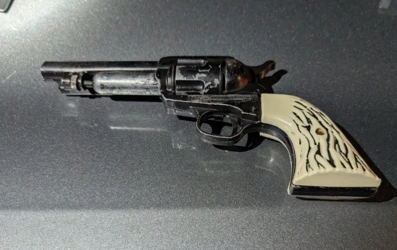 Police seize 2 airsoft guns in Aldergrove weapons call