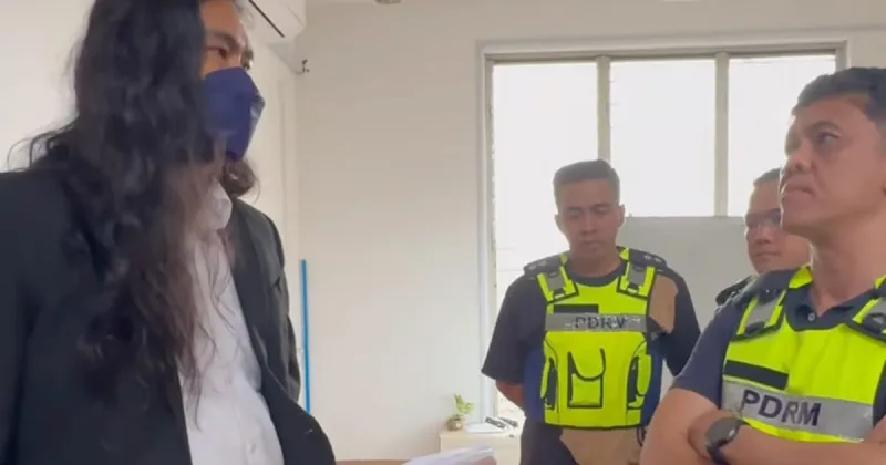 La police saisit des documents financiers de Mandiri et Hayat