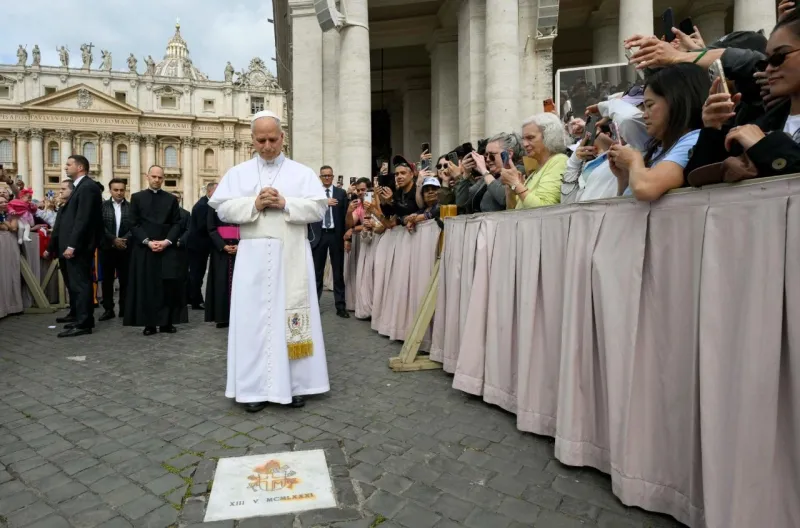 Le pape Léon XIV prie sur le lieu de l'attentat contre Jean-Paul II