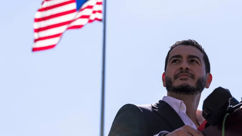 Progressive candidates gain ground with left-wing media