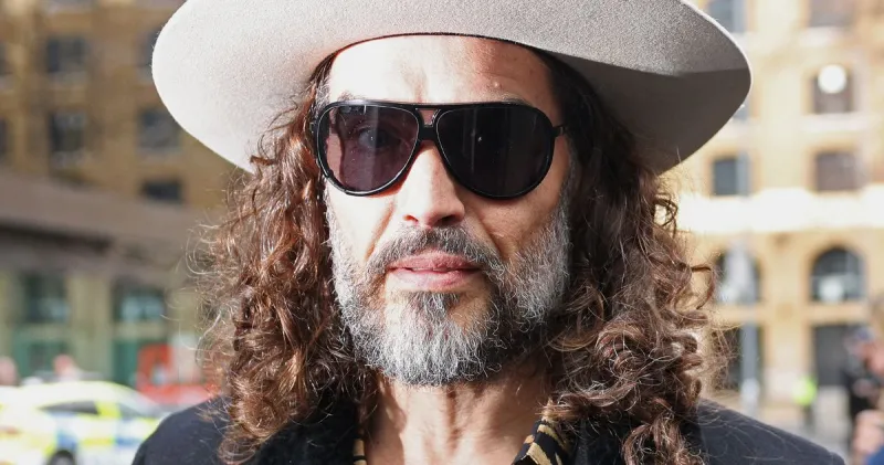 Russell Brand admet des relations sexuelles consenties avec une adolescente