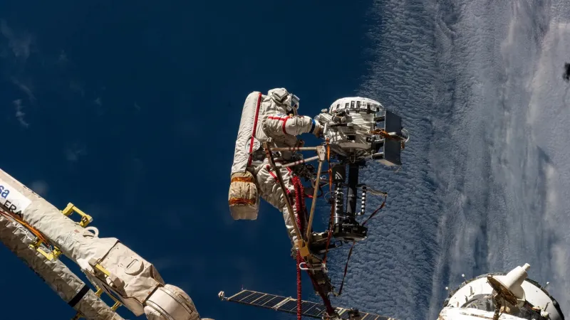 Les cosmonautes russes terminent une sortie spatiale de 5 heures