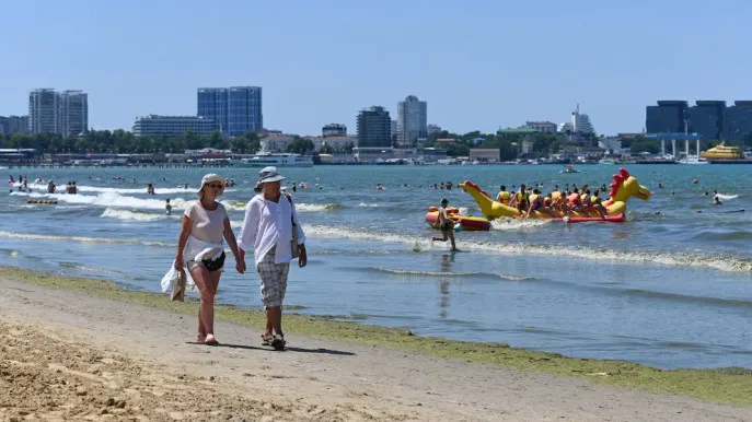 Russians at Beach Still Feel War's Impact