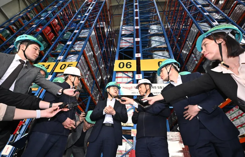 S. Korean Industry Minister inspects supply chain amid petrochemical concerns