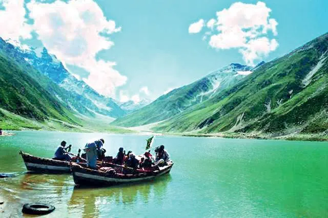 Le lac Saiful Malook attire les touristes de l'Aïd dans la vallée de Kaghan