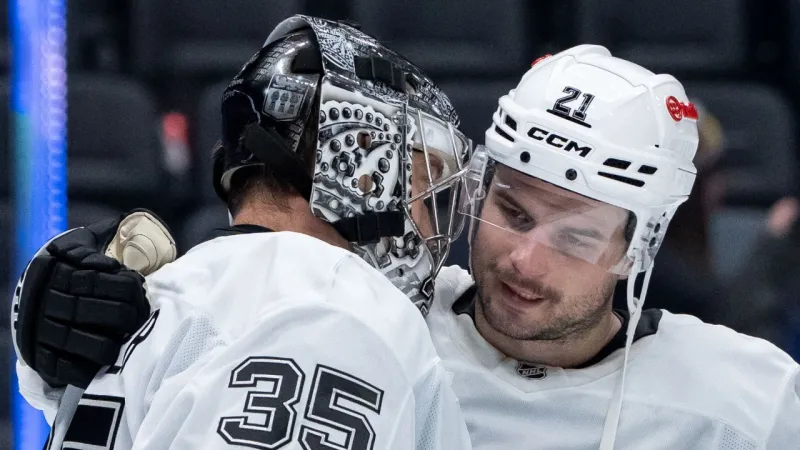 Scott Laughton re-signs with LA Kings