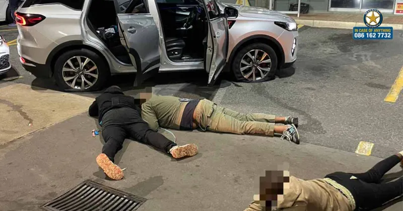 Équipe de sécurité arrête des suspects après une course-poursuite à Durban