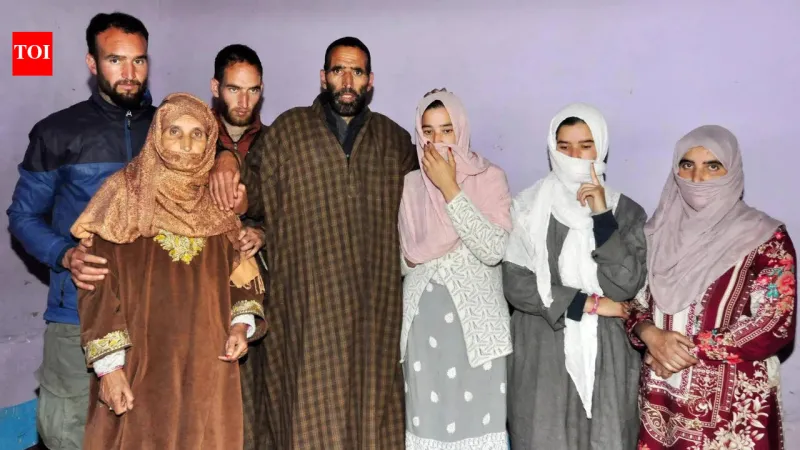 Shinde gifts house to Pahalgam attack martyr's family