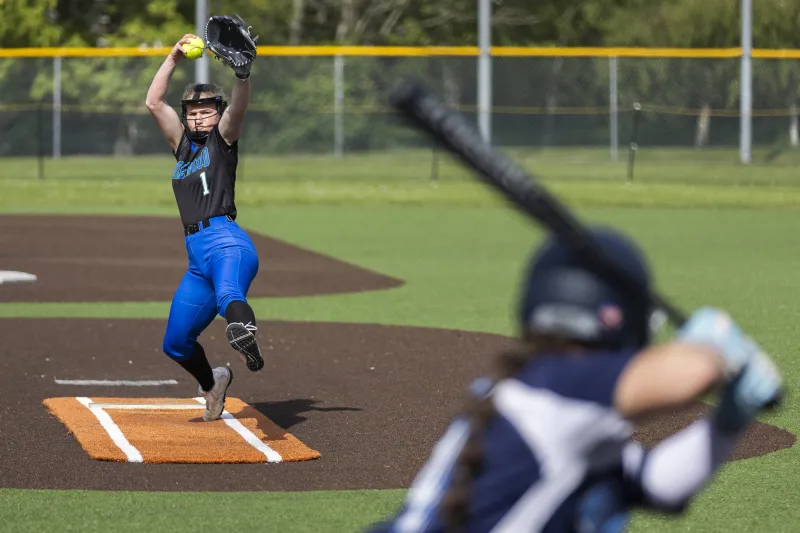 Softball de Shorewood l'emporte de justesse contre Meadowdale