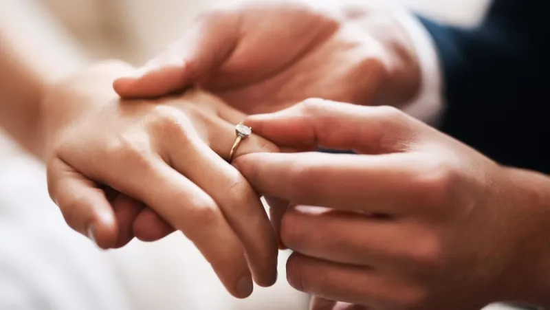 Singapore Marriages Drop 6.2% in 2025, Childbearing Delayed