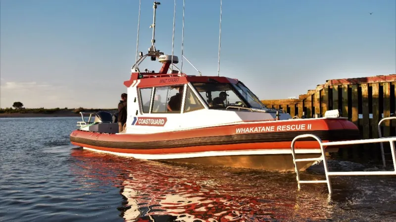 Six personnes secourues après le chavirage d'un bateau à la barre de Whakatāne