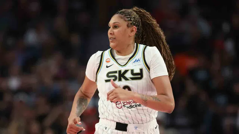 Sky Outscore Sparks 34-16 in Fourth Quarter to Win