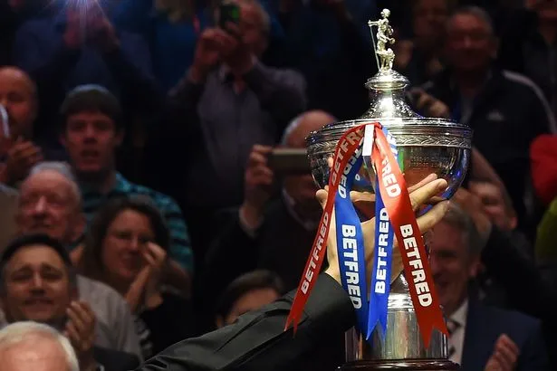 Champion de snooker avec une queue à 2 £ achetée par sa mère