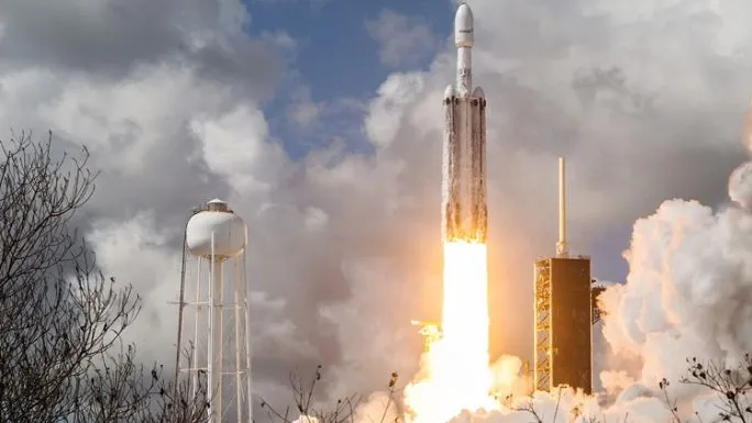 Lancement Falcon 9 précède introduction en bourse