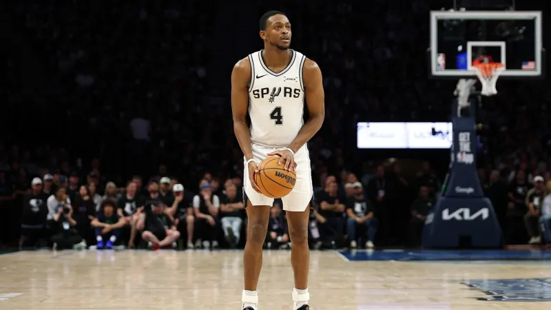 Spurs' Fox out of Game 2 with ankle injury