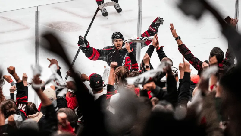 Stankoven's 2 Goals Lead Hurricanes Past Flyers in Game 1