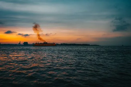 Staten Island Dockyard Explosion Injures 16, 13 Firefighters