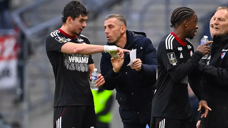 Strasbourg's top scorer Panichelli suffers serious knee injury