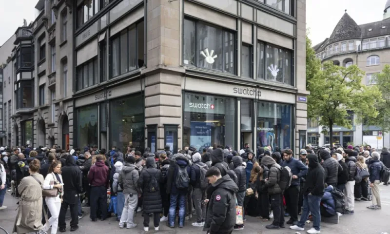 Swatch & AP Launch 'Royal Pop' Draws Crowds