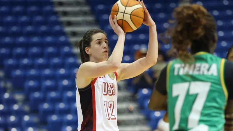 Caitlin Clark brille lors de ses débuts remarqués avec l'équipe USA