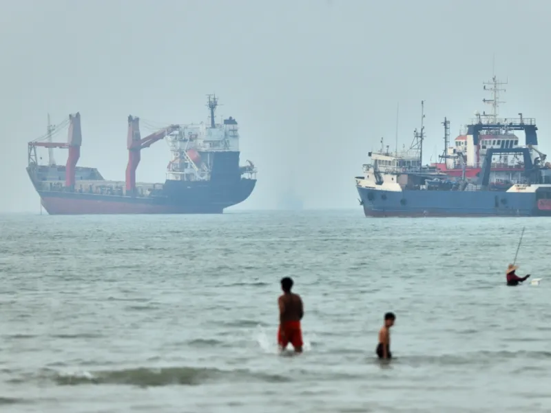 Tanker Reports Explosions in Strait of Hormuz