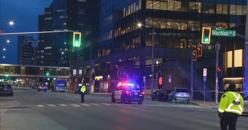 Teen suspect surrenders in Hamilton mall shooting