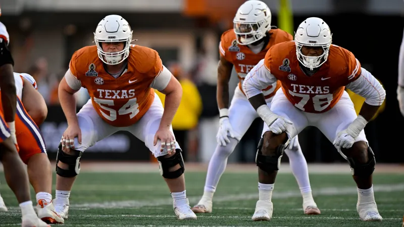 Duo de la ligne offensive des Longhorns en action au CFP