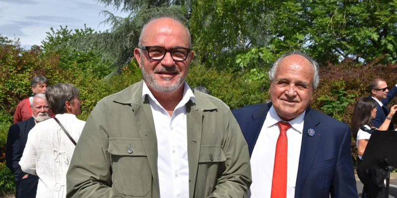 Thierry Carrère reçoit la médaille de l'Assemblée nationale à Buros